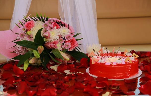 birthday cake with roses